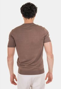 Gianni Lupo T-shirt basic - marrone