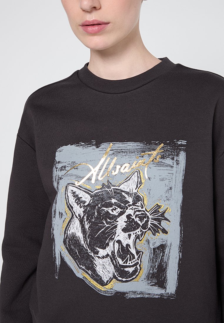 Schwarzes Sweatshirt mit einem grafischen Druck eines brüllenden Pumas in Grau, mit goldenen Akzenten und dem Text "Allsaints". Rundhalsausschnitt.