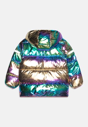 Metallischer Pufferjacke mit Kapuze, die irisierende Farbwechsel von Grün, Gold und Lila aufweist. Horizontale Steppabschnitte und reflektierende Details.