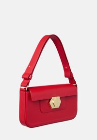 Borsa a tracolla rossa in pelle con patta pieghevole, chiusura geometrica dorata e una larga tracolla regolabile. Caratterizzata da una texture liscia e una forma strutturata.