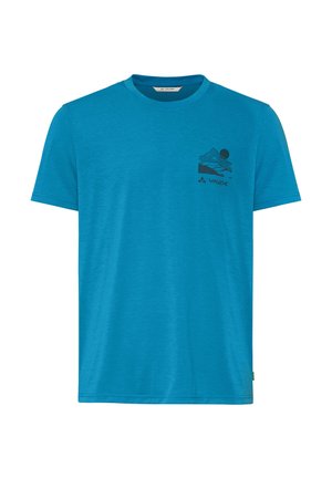 Blaues T-Shirt mit kurzen Ärmeln und Rundhalsausschnitt, mit einem kleinen schwarzen Grafikmotiv von Bergen, Sonne und VAUDE-Logo auf der linken Brust.
