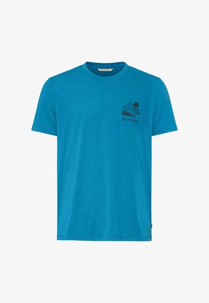 Blaues T-Shirt mit kurzen Ärmeln und Rundhalsausschnitt, mit einem kleinen schwarzen Grafikmotiv von Bergen, Sonne und VAUDE-Logo auf der linken Brust.