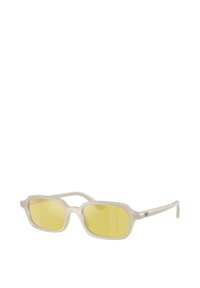 Gafas de sol Ray-Ban con un marco translúcido claro, lentes rectangulares tintados de amarillo y logo de acento en la patilla.