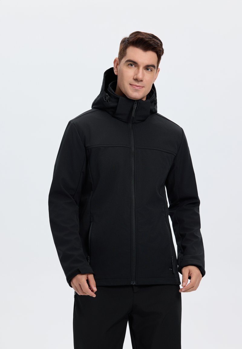 Veste softshell noire avec fermeture éclair à l'avant, capuche ajustable et deux poches latérales. Présente une texture lisse et un design minimaliste.