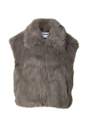 Grå ermeløs vest i imitasjonspels med bred krage, myk tekstur og en merkbar etikett på innsiden av halsutskjæringen.