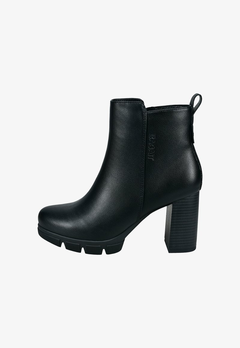 Bottine en cuir noir avec talon bloc, semelle texturée, languette de tirage latérale et embossage sur le côté extérieur avec le nom de la marque "BAGATT".
