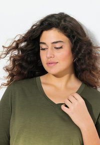 Ulla Popken DIP DYE GRADIENT SHORT SLEEVE V-NECK TEE - Triko s potiskem - pistachio