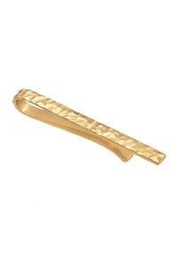 Krawattenklammer aus goldfarbenem Metall mit gehämmertem Design, länglicher Form und glatter Rückseite, entwickelt zum Sichern von Krawatten.