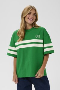 T-shirt verde in cotone con strisce orizzontali bianche, scollatura rotonda e maniche corte. Dettaglio del logo sulla parte sinistra del petto.