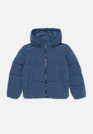 Plava zimska jakna s kapuljačom, prednjim zatvaračem i dva bočna džepa na jednostavnoj pozadini.