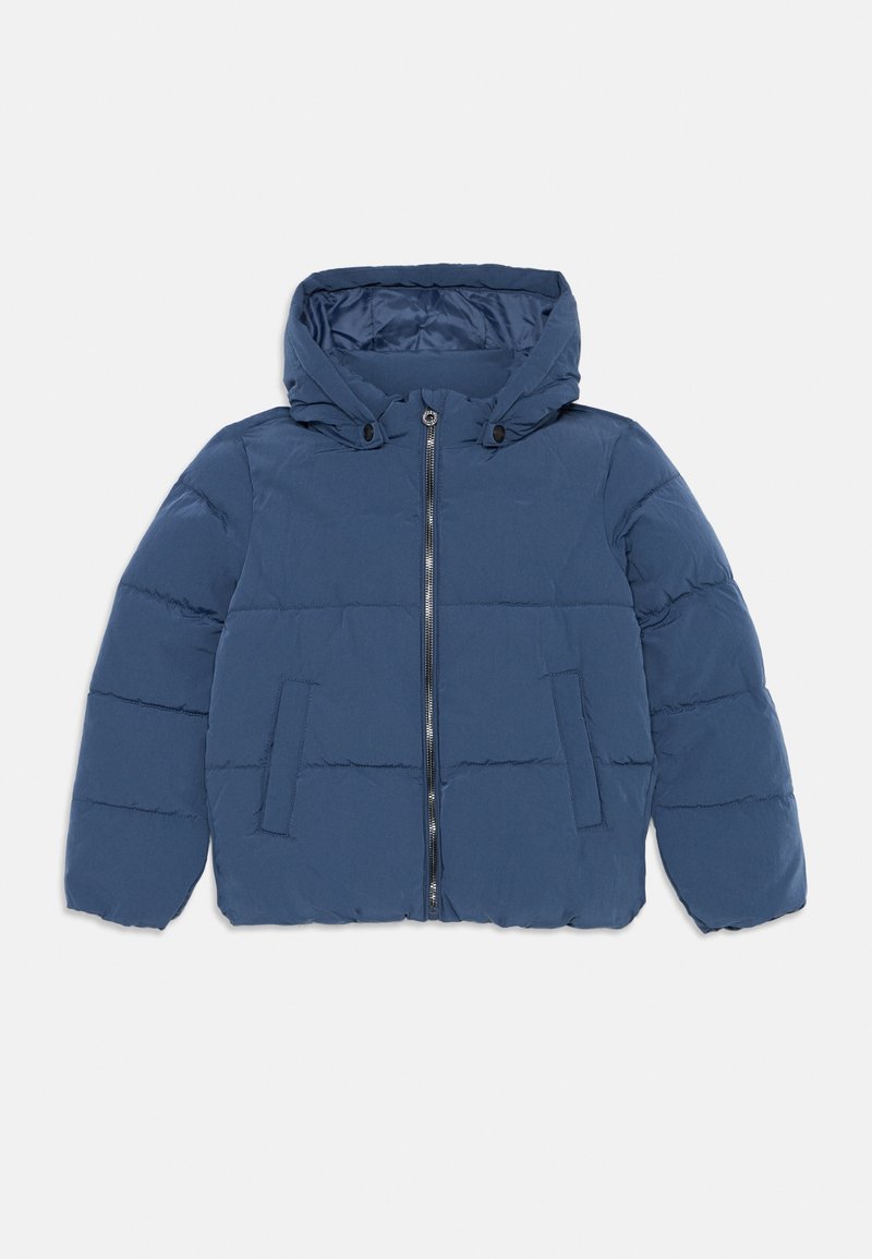 Mėlyna pūkinė žiemos striukė su kapišonu, priekyje su užtrauktuku ir dviem šoniniais kišenėmis ant vientisos fono.