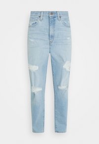 Světle modré džíny s vysokým pasem, s potrhanými dírami vpředu, pěti kapsami a kovovými knoflíky.