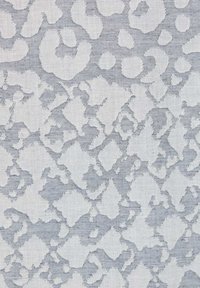 Tessuto caratterizzato da un colore grigio chiaro con una sottile stampa leopardata tonale, composto da un morbido tessuto con una superficie leggermente testurizzata.