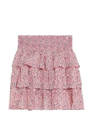 Falda floral de capas en tonos rosa y blanco, con cintura fruncida y volantes, hecha de tela ligera.