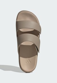 Beige slide-sandal med to brede stropper, glat tekstur, let kontureret fodseng og præget logo på sålen.