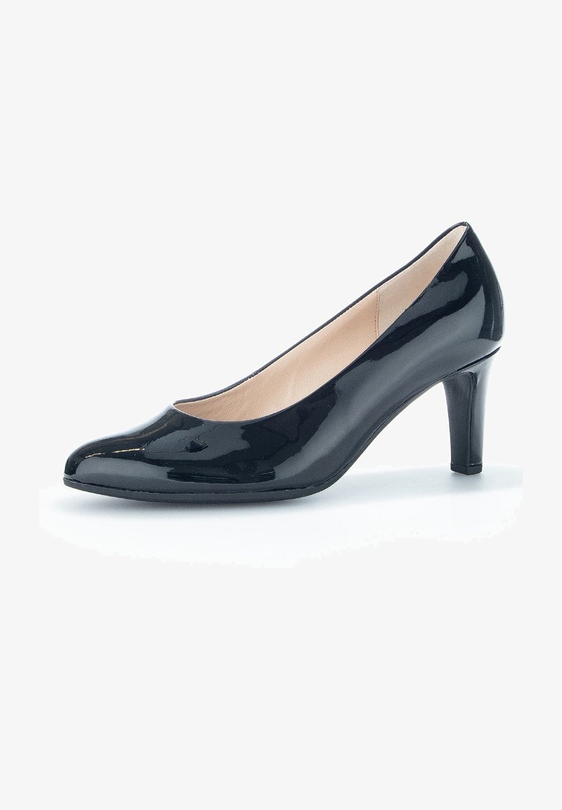 Escarpin à talon haut en cuir verni noir avec un bout arrondi, un design courbé élégant et un talon de 7,5 cm. Texture lisse et finition brillante.