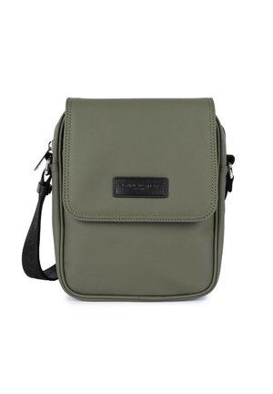 Sac bandoulière rectangulaire vert olive avec rabat, sangle noire réglable et petite étiquette de marque noire à l'avant.