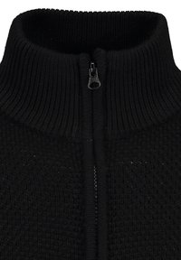 Schwarzer, gestrickter Zip-up-Kragenpullover mit gerippter Textur und glattem Reißverschluss vorne.