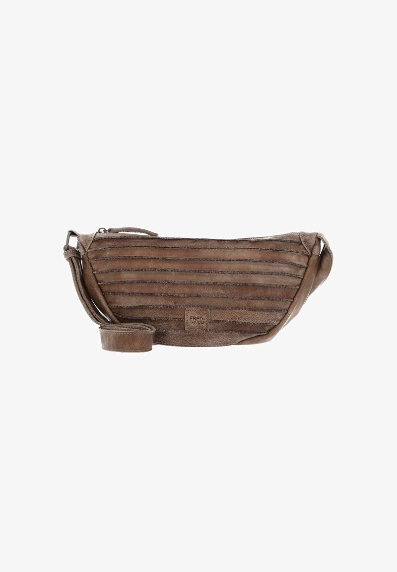 Borsa a vita in pelle marrone con texture a righe, cinturino regolabile, chiusura con zip e un piccolo logo. Forma rettangolare compatta.