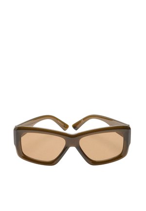 Brązowe prostokątne okulary przeciwsłoneczne z grubymi oprawkami i lekko przyciemnionymi szkłami, pokazane z przodu na białym tle.