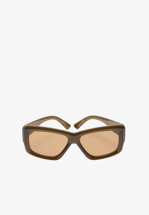 Brązowe prostokątne okulary przeciwsłoneczne z grubymi oprawkami i lekko przyciemnionymi szkłami, pokazane z przodu na białym tle.