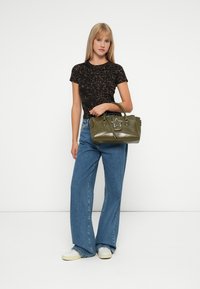 Hollister Co. CREW - Potiskana majica - brown