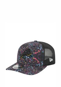 Casquette noire avec un motif éclaboussé coloré, arborant un logo de lion noir sur le devant, un dos en maille et une visière courbée.