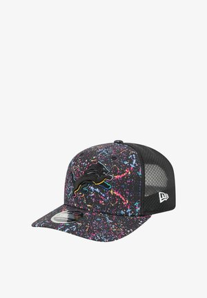 Cappello nero con motivo a macchie colorate, dotato di logo di leone nero sul fronte, schiena in rete e visiera curvata.