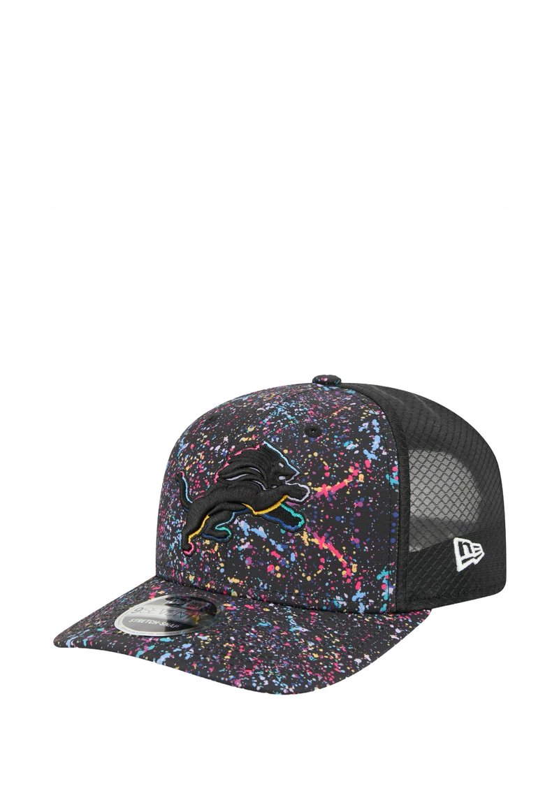 Casquette noire avec un motif éclaboussé coloré, arborant un logo de lion noir sur le devant, un dos en maille et une visière courbée.