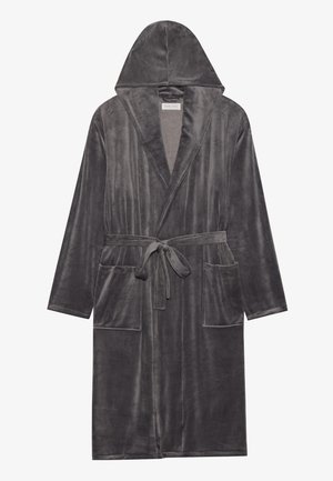Pilkas aksominis vonios chalatas su gobtuvu, ilgomis rankovėmis, surišamu diržu ir dviem priekinėmis kišenėmis; minkšta tekstūra su lygiu paviršiumi.