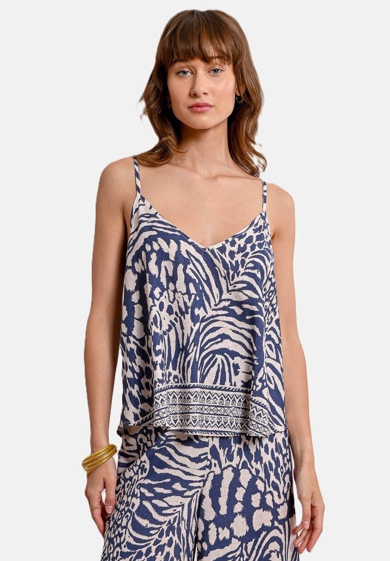 Top senza maniche, fluido, con una stampa animale blu e beige e un orlo decorativo a motivo. Tessuto leggero e vestibilità rilassata.
