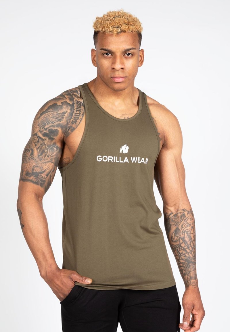 Olíva zöld ujjatlan felső, puha anyagból készült, fehér "GORILLA WEAR" logóval. Ujjatlan kialakítása kiemeli az izomformát.