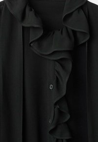 Blusa nera con colletto arricciato, chiusura con bottoni e tessuto testurizzato. Il design include ruches a cascata e una finitura liscia.