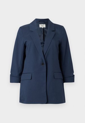 Laivastonsininen yksirivinen bleiseri, jossa on läppälapelit, läppätaskut ja kolme neljänneksen pituiset hihat, valkoisella taustalla esitettynä.