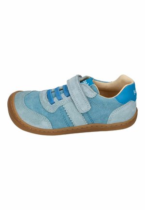 Hellblauer Kindersneaker mit Velours- und Stoffeinsätzen, blauen Schnürsenkeln, einem einzelnen Klettverschluss und einer braunen Gummisohle.