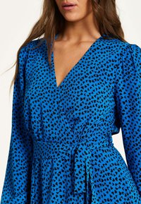 Liquorish HEART PRINT WRAP WITH LONG SLEEVES  - Day dress - blue