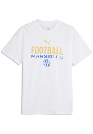 Hvid kortærmet t-shirt med gul "FOOTBALL" og blå "MARSEILLE" tekst, Puma-logo og rundt Marseille-emblem på fronten.