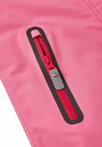 Tessuto rosa con una superficie testurizzata presenta una luminosa cerniera rossa e un'apertura in gomma nera, mostrando un design di chiusura sicura.