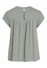 Jasnozielona bluzka wykonana z miękkiego materiału, z krótkimi rękawami, okrągłym dekoltem, rozcięciem z tyłu i falbaniastym wykończeniem rękawów.