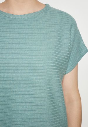 Lichtblauw geribbeld T-shirt met een ronde halslijn en korte mouwen, met een zachte textuur en subtiel patroon.