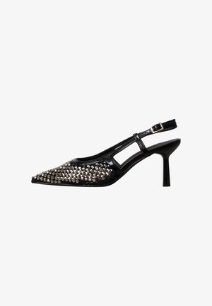 Sort spids slingback hæl med sølvnitter som dekoration på fronten og en spænde strop over anklen.