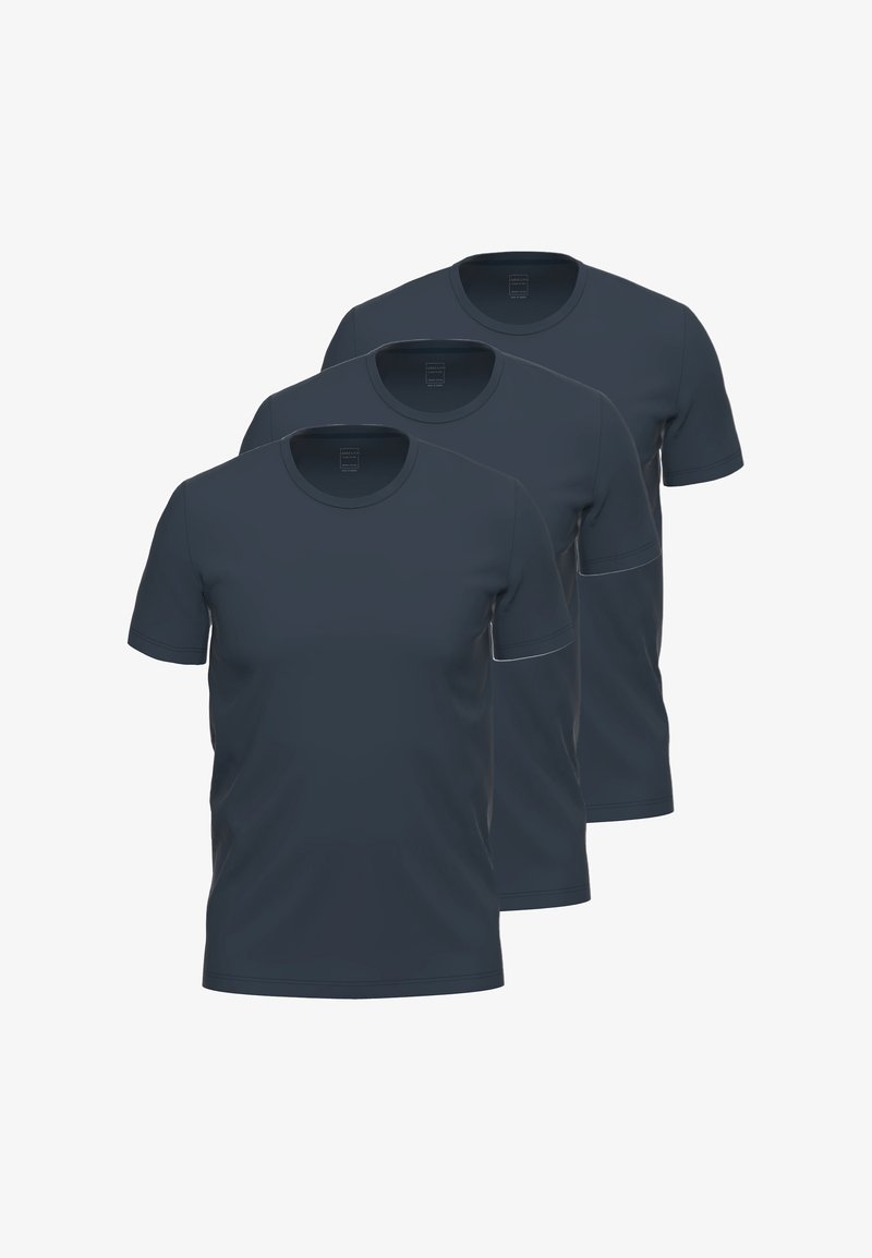 Ciemnoniebieskie t-shirty z okrągłym dekoltem, wykonane z gładkiego materiału, z krótkimi rękawami i prostym wzorem. Trzy t-shirty ułożone jeden na drugim.