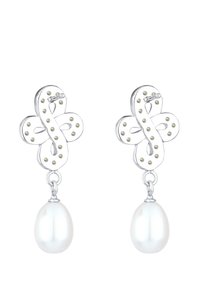 Sølvøreringe med et blomstermotiv har runde guld-accenter og en hvid tåreformet perle, der hænger fra hver.