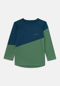 Camisa de manga larga en azul marino y verde, con un diseño de bloques de color, cuello redondo y tela lisa y texturizada. Logo en el pecho.
