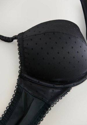 Schwarzer gepolsterter BH mit Pünktchenmuster, Spitzenbesatz entlang der Kanten und dünnen verstellbaren Trägern, mit einer glatten satinähnlichen Textur.