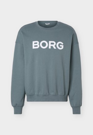 Plava-siva majica s okruglim izrezom i dugim rukavima, s natpisom "BORG" velikim bijelim slovima preko prsa.