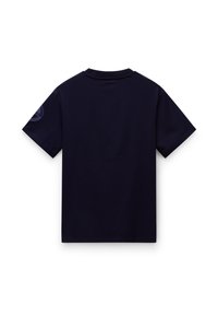 Camiseta de manga corta de color azul marino con cuello redondo. Presenta un parche de logo circular en la manga izquierda. Fabricada con tela de algodón suave.