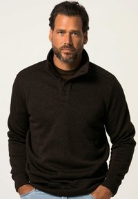 Bruine fleece pullover met een kraag, drieknopen sluiting en geribde manchetten. Zachte textuur en een relaxte pasvorm.