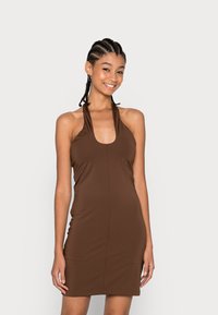 Vestido castanho com alças à halter, feito de tecido suave, com um design justo e decote profundo, e corte até ao joelho, apresentando detalhes de costura mínimos.