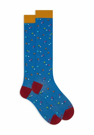 Blaue Socken mit bunten geometrischen Mustern, gelbem geripptem Bündchen, roter Ferse und Zehen, aus weichem Material. Das Muster umfasst Dreiecke und Kreise.